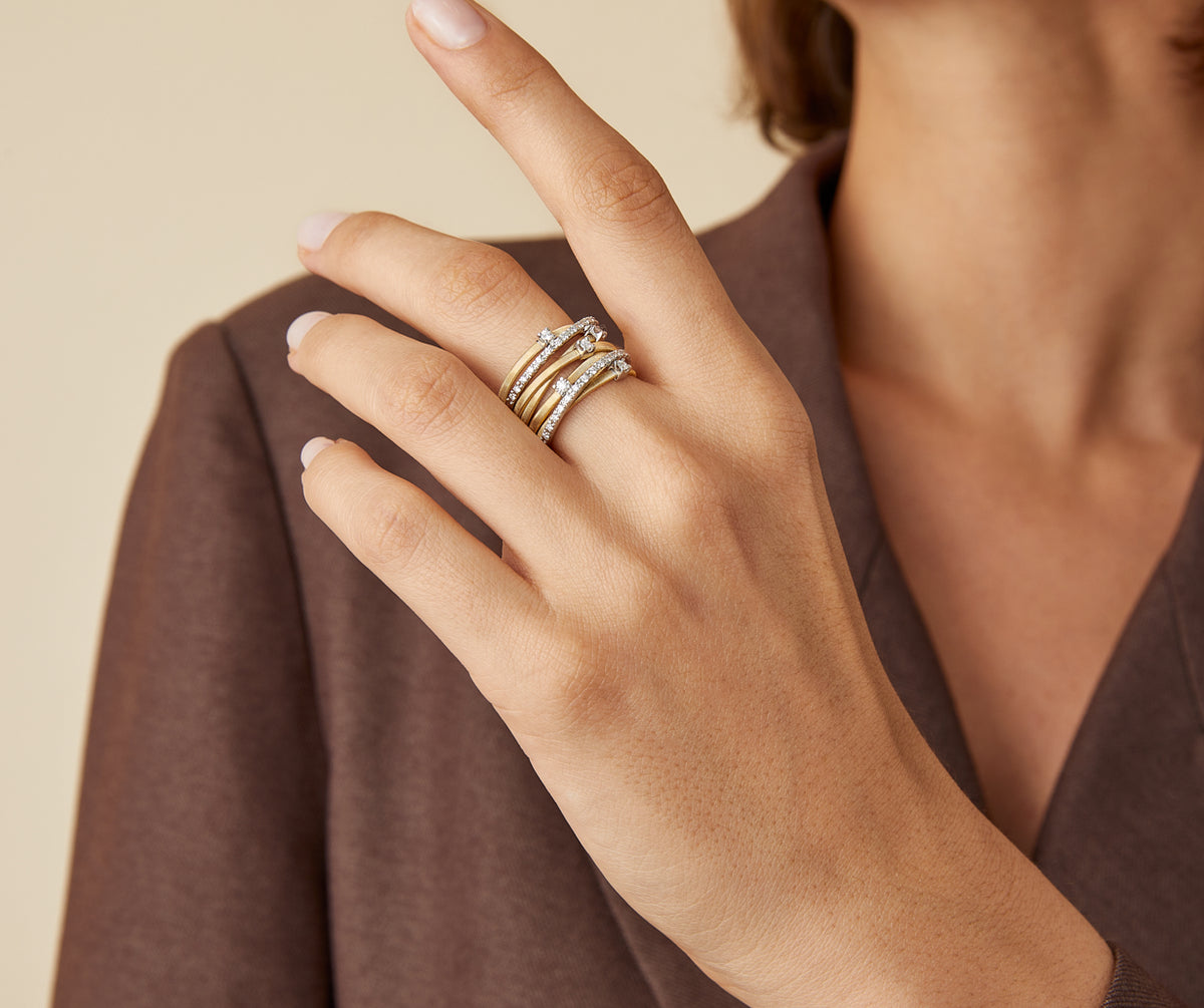 Anello a sette fili con castoni e barrette di diamanti in oro giallo